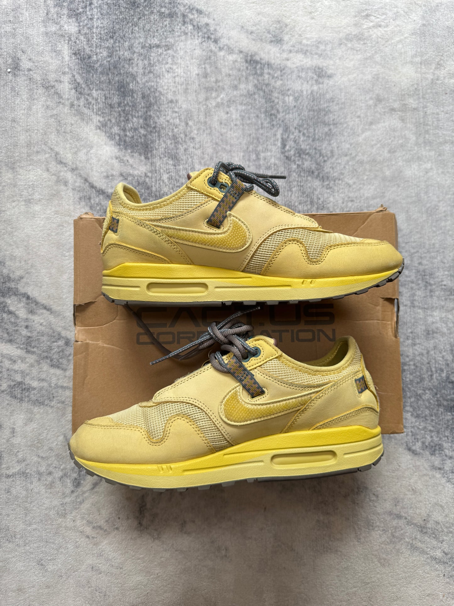 Nike Air Max Travis Scott Saturn Gold
